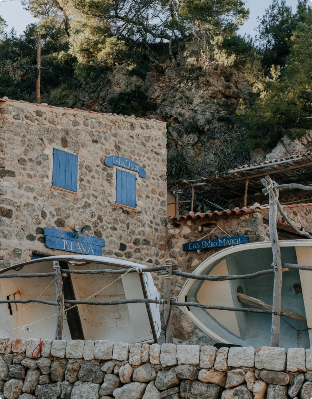 Dos botes de remos fuera de un cobertizo para botes.